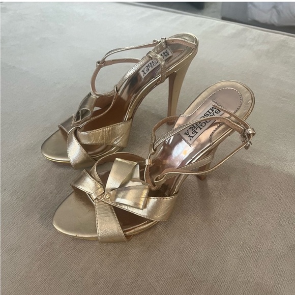 Badgley Mischka Gold Bow Heels - Picture 3 of 3